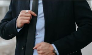 A férfi kidobja a szülinapi vendégeket, akik kigúnyolják a régi házvezetőnőt, másnap pedig elhagyja a várost vele.