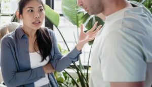 Elhagytam az újszülöttemet a férjemmel egy munkaút miatt, furcsán kezdett viselkedni, amikor visszatértem – az indoka megdöbbentett.