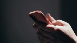 Az 5 éves fiam mindig nyafogott az új férjem közelében – amikor megkérdeztem tőle, miért, suttogva azt válaszolta: „Azt mondta, problémát jelentek.”
