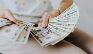 A férjem elköltötte a pénzünket, amit az autóra tettünk félre, egy párizsi utazásra az anyukájának – Így hát megtanítottam neki egy gazdasági leckét.