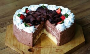 A férjem ordított a születésnapi bulimon, hogy túl öreg vagyok ahhoz, hogy kívánatos legyek — a barátnőm bosszút állt értem.