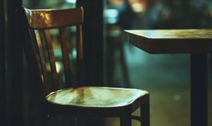 Tálaltam egy idős férfinak vacsorát két főre, de amikor senki sem jött, egy igazságra derítettem fényt, ami megdöbbentett – A nap története