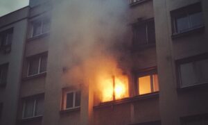 Ráakadtam a feleségem autójában egy szerződésre - a gazdag apja a hátam mögött üzletet kötött vele.