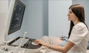 Elmentem ultrahangra, de amikor megláttam a férjemet egy terhes nővel sétálni, tudtam, hogy titokban követnem kell őket.