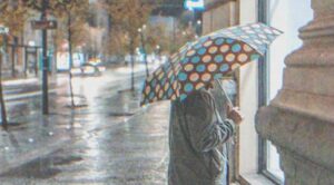 A vendéglő vezetője kitette az ajtónál menedéket kérő idős hölgyet, másnap pedig a tulajdonossal együtt ült.