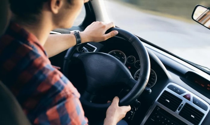 A férjem azt mondta, túl elfoglalt ahhoz, hogy eljöjjön értem a boltból a nehéz táskákkal – aztán rajtakaptam, amint az új, fiatal szomszédunknak segít beköltözni.