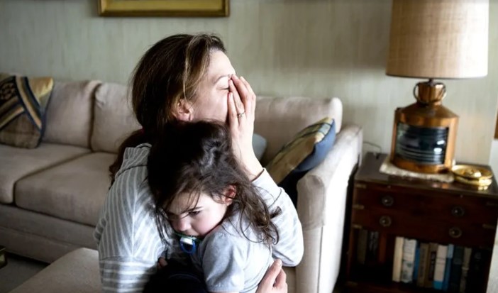 A szingli anya szíve lesújtott, amikor egy bodyt talált a kiságyban a baba helyett.