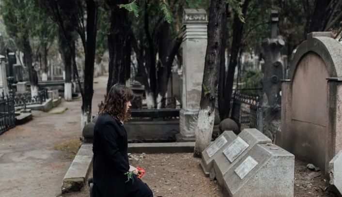 Egy vak idős nő megkért, hogy kísérjem haza – Másnap a fiai rendőrökkel jelentek meg az ajtómon.