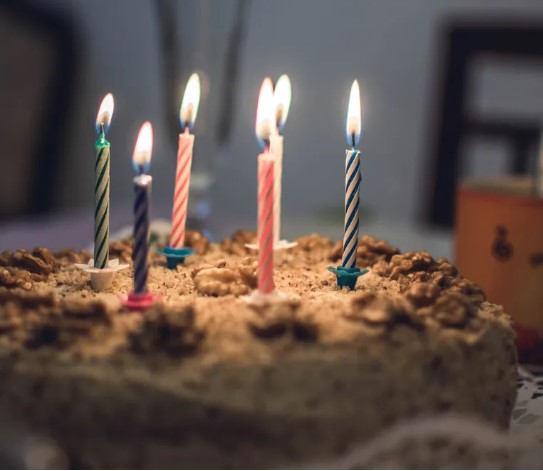 A gazdag árva 10 évvel a kiutazása után meglátogatja nevelőcsaládját, és ott egy romos házra lel.