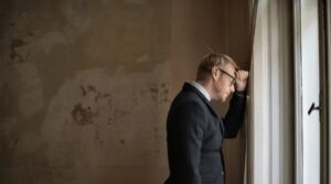 A késő apánk csak egy méhészetet hagyott rám, míg a nővérem vette a házat és kizárt engem, de egy méhkas egy olyan titkot rejtett, amely mindent megváltoztatott.