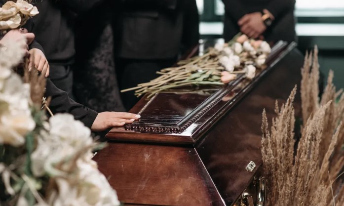 "Mi enni akarunk," könyörögtek az ikrek a hölgynek, aki észrevette, hogy a fiú a késő fiának születési jegyét viseli — A nap története