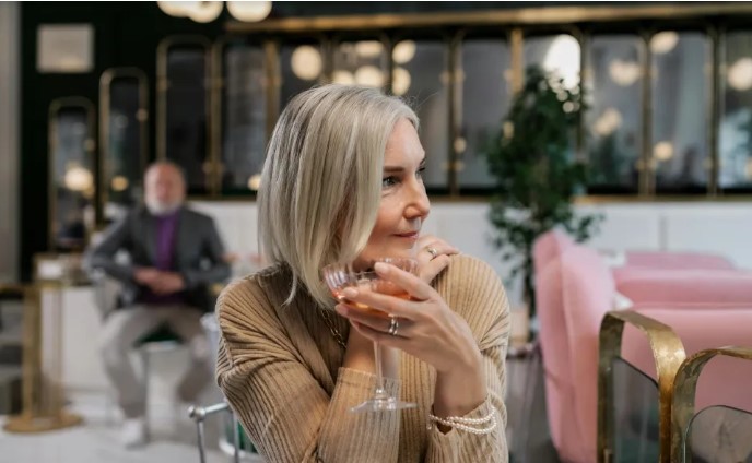 Egy nő hangosan beszélt a hangszórón egy étteremben, megfoltotta anyám ruháját, és csak annyit mondott: "Hoppá", de én nem hagytam ezt annyiban.