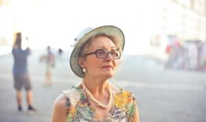 Egy magányos idős hölgy minden nap ismeretlen személytől kap szállítmányokat, az utolsó pedig egy új ház – A nap története.