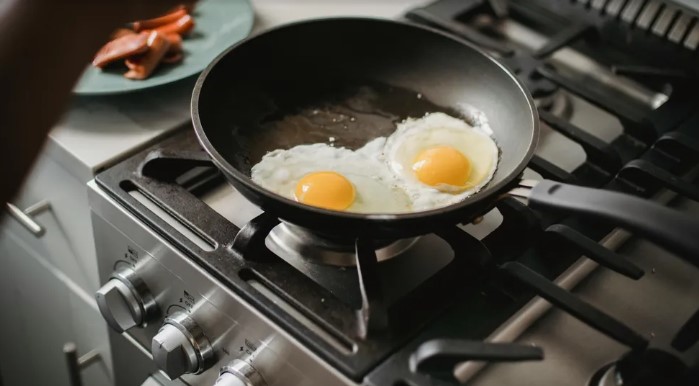 "Állandóan hajléktalan és éhes": A táblát egy hajléktalan nő tartotta, akit befogadtam, majd ugyanazon a napon kidobtak a saját házamból — A nap története