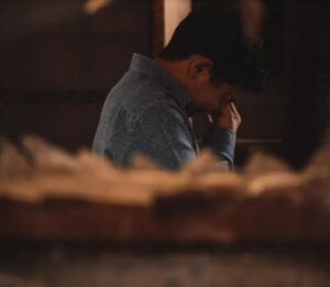 Fiú, aki évekig nem látogatta meg az édesanyját, eljön és látja, hogy háza elpusztult – A nap története