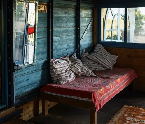 Árvaház örökli a régi kanapét a nagyapjától, leül rá, és az összetörik a súlya alatt - A nap története