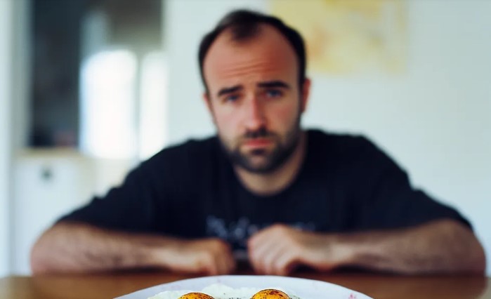 "Állandóan hajléktalan és éhes": A táblát egy hajléktalan nő tartotta, akit befogadtam, majd ugyanazon a napon kidobtak a saját házamból — A nap története