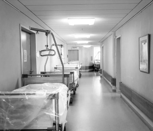 Rendőrök észrevesznek egy 11 éves lányt SUV-t vezetve, eszméletlen férfit találnak a hátsó ülésen – A nap története