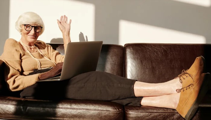 55 évesen kaptam egy jegyet Görögországba egy férfitól, akit online ismertem meg, de nem én érkeztem meg – A nap története