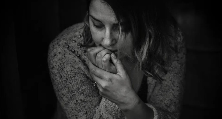 Friss apa kitette a feleségét az újszülött ikreikkel, évekkel később segítséget kér tőle – A nap története.
