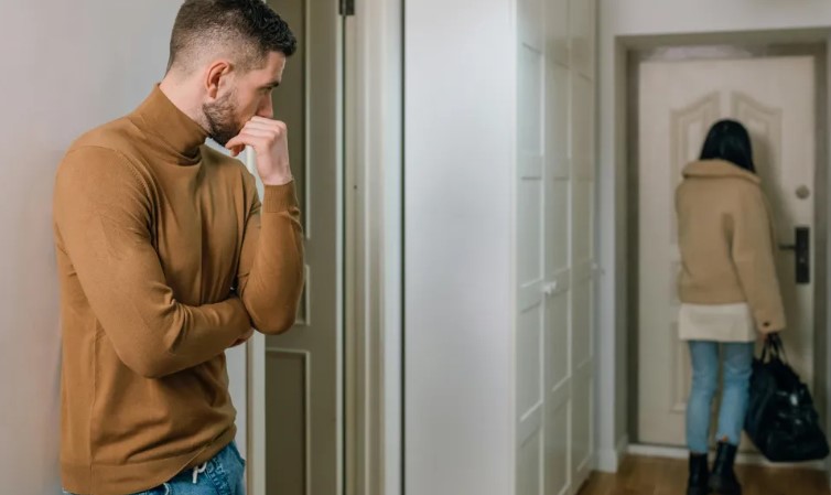 A mostohaanyám, aki mindig is gyűlölt, hagyott rám egy dobozt halála után.