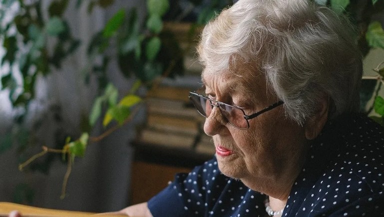 Férje halála után egy özvegy egy olcsó medált örököl, míg egy hölgy, akivel soha nem találkozott, megkapja a vagyonát – Napi történet