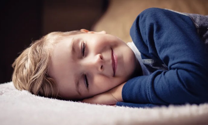 A fiú utolsó pénzét gyümölcsre költi beteg nagymamájának, később a bolt tulajdonosa is megjelenik nála – A nap története