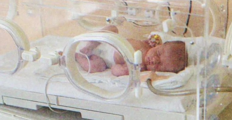 Egy özvegynek nincs joga beszállni egy repülőgépre a babájával, Meredith, egy 82 éves nő segít neki - A nap története