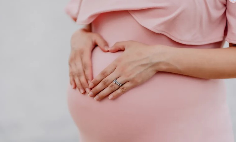 Egy özvegynek nincs joga beszállni egy repülőgépre a babájával, Meredith, egy 82 éves nő segít neki - A nap története