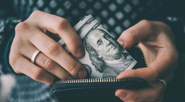 Egy anya, aki a fiát részesíti előnyben, elűzi lányát otthonról – a karma keményen visszavág – Napi történet