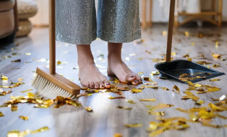 Egy anya, aki a fiát részesíti előnyben, elűzi lányát otthonról – a karma keményen visszavág – Napi történet