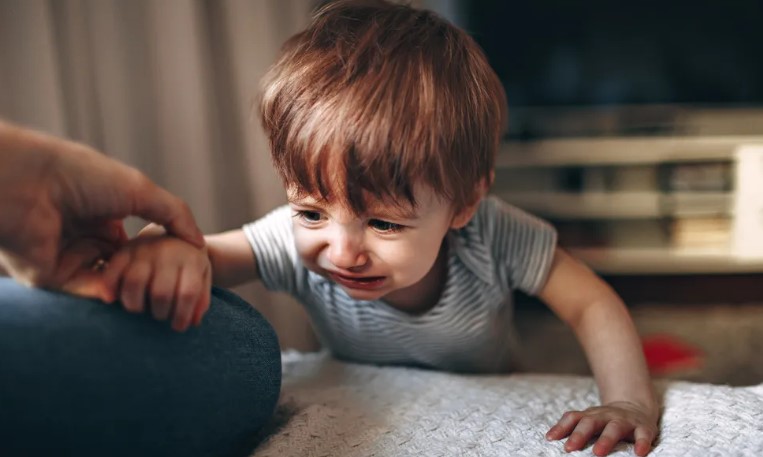 Egy gazdag férfi, akit a szülei elhagytek egy árvaházban, 57 év után egy idősek otthonában találkozik velük.