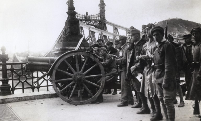 Tanácsköztársaság 1919: Forradalom, Propaganda és Örökség...Egy forradalom hajnala