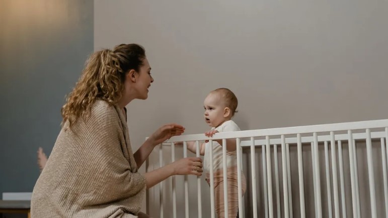 Egy újszülött egész nap sír, bármit is tesznek a szülei, mígnem belenéznek a bölcsőjébe – A nap története