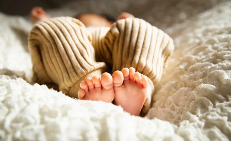 Egy újszülött egész nap sír, bármit is tesznek a szülei, mígnem belenéznek a bölcsőjébe – A nap története