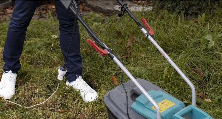 A szomszédom elküldte a gyerekét, hogy fűnyírást végezzen az udvaromon, anélkül, hogy megkérdezett volna, majd 50 dollárt követelt tőlem – Én pedig szembesítettem őt a valósággal.