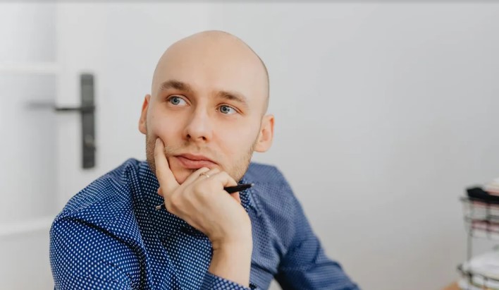 A szomszédom elküldte a gyerekét, hogy fűnyírást végezzen az udvaromon, anélkül, hogy megkérdezett volna, majd 50 dollárt követelt tőlem – Én pedig szembesítettem őt a valósággal.