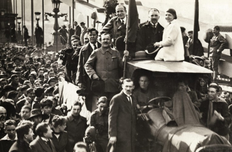 Tanácsköztársaság 1919: Forradalom, Propaganda és Örökség...Egy forradalom hajnala