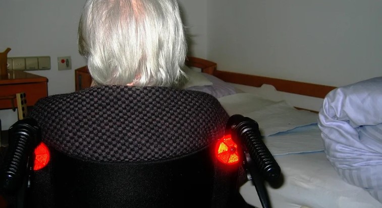 Fiai elhagyták az idős anyjukat az idősek otthonában, eladták a házát, majd az új tulajdonos később visszahozta neki a ház kulcsait – a nap története