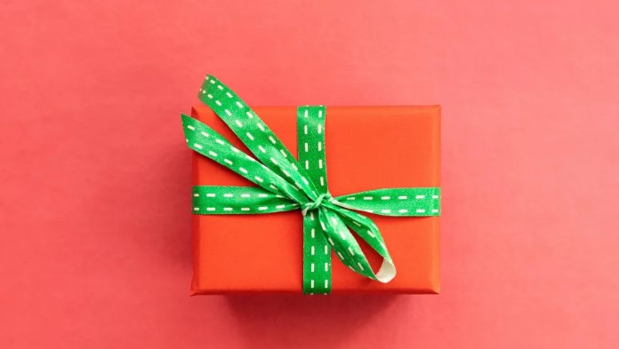 Anyósom nyilvánosan DNS-tesztet ajándékozott a férjemnek a lányunk első születésnapján.