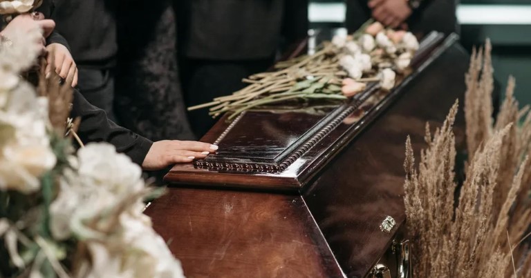 Idős hölgy kitagadja unokáját, és csak egy Bibliát hagy rá egy cetlivel: „Nyisd ki, amikor nehéz” – A nap története