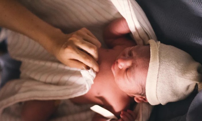 Idős férfi megígéri, hogy várni fog a szeretett nőre kedvenc kávézójukban – közel húsz évig vár rá.