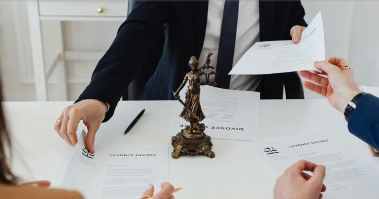 A volt párom sértő szavakat fújt festékszóróval a kerítésemre – végül mindent elveszített emiatt.
