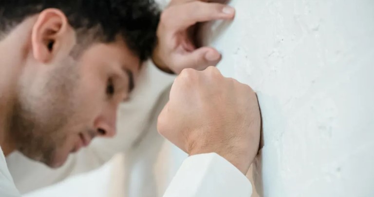 A volt párom sértő szavakat fújt festékszóróval a kerítésemre – végül mindent elveszített emiatt.
