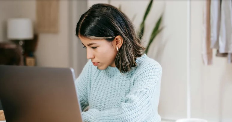 Udvariatlan utas a repülőn összetörte a laptopomat, és nem volt hajlandó fizetni – így én inkább az ő egóját törtem össze.