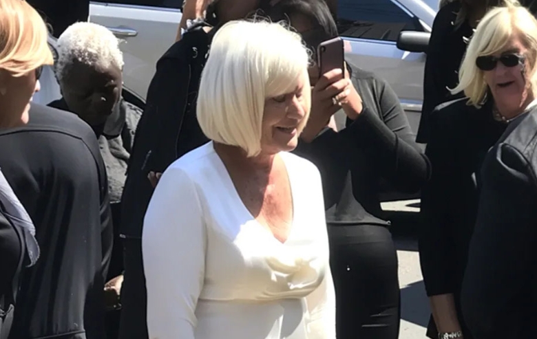 Rajtakaptam a vőlegényemet, amint térdre ereszkedve beszélt anyámmal, amikor hazaértem a munkából – elrejtőztem, hogy megtudjam, miért.
