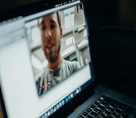 Hét éven át a fia csak videóhívásokon keresztül beszélt az anyjával, majd amikor végre meglátogatja, egy üres házat talál – A nap története