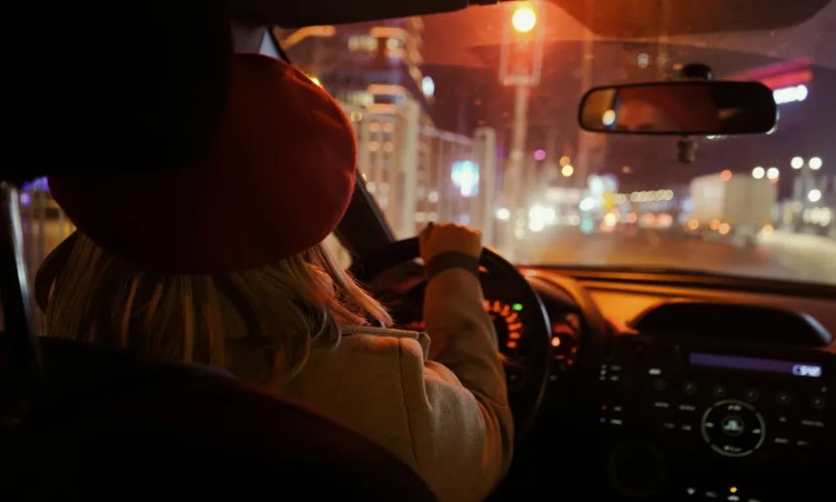 Apám elhagyott, amikor 13 éves voltam — tíz évvel később megláttam őt az út szélén stopolni egy kislánnyal.
