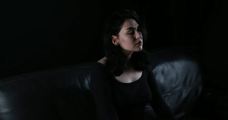 15 éven át sajátomként neveltem a nővérem fiát — aztán ő őt választotta helyettem, mert vett neki egy autót.