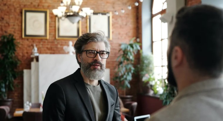 Kutya ugat a koporsónál a temetésen, a gyanakvó fiú kinyitja azt, és üresen találja – A nap története